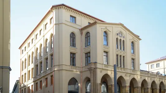Außenperspektive der Fassade der Münzarkaden