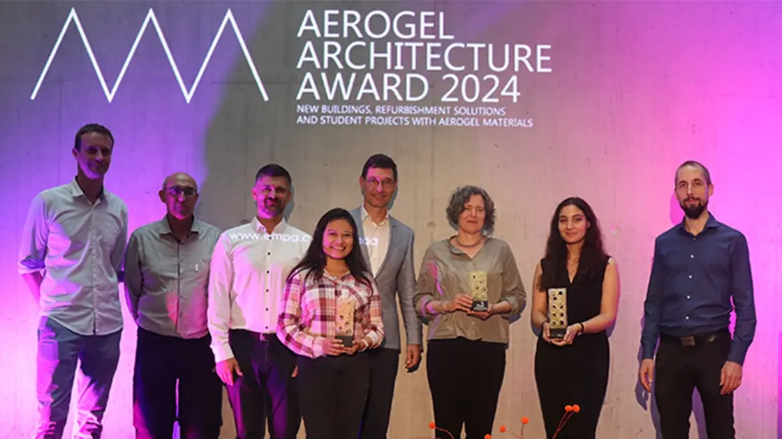Photo de groupe avec tous les gagnants du prix AAA Aerogel Architecture Awards 2024 et fond rose avec logo