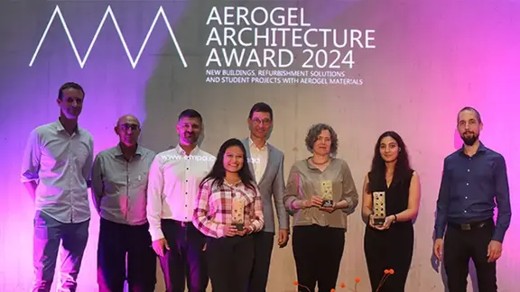 Gruppenfoto mit allen Gewinnern des AAA Aerogel Architecture Awards 2024 und pinkem Hintergrund mit Logo