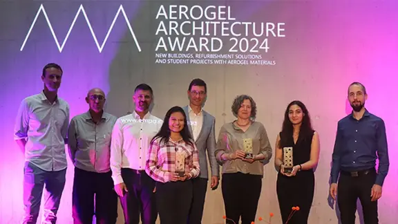 Photo de groupe avec tous les gagnants du prix AAA Aerogel Architecture Awards 2024 et fond rose avec logo