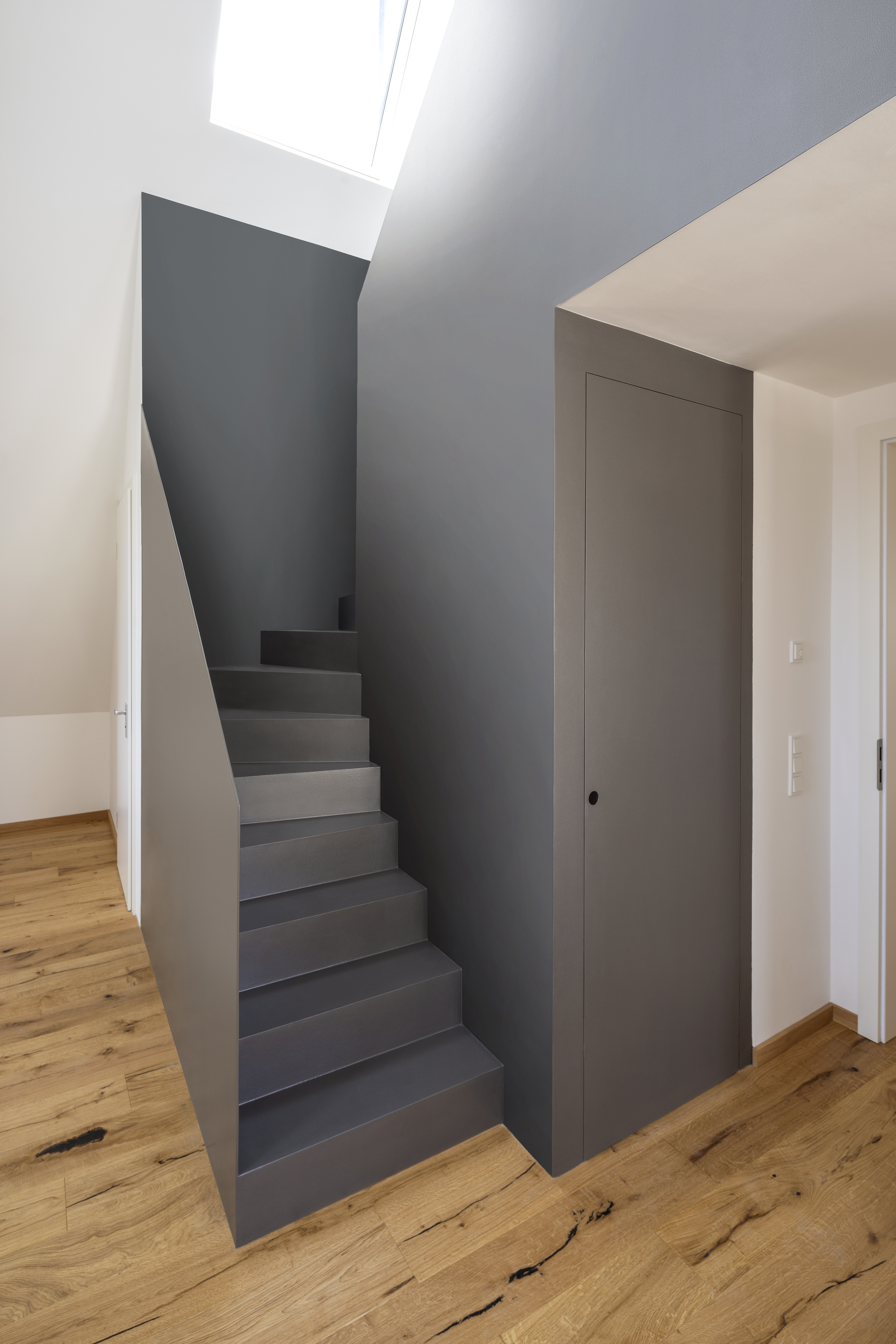 Im Dachgeschoss wurden Dach- und Spitzboden durch eine neue Treppe miteinander verbunden.