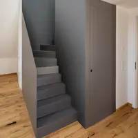Im Dachgeschoss wurden Dach- und Spitzboden durch eine neue Treppe miteinander verbunden.