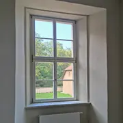 Perspektive auf eine sanierte Wand im Fensterbereich von innen