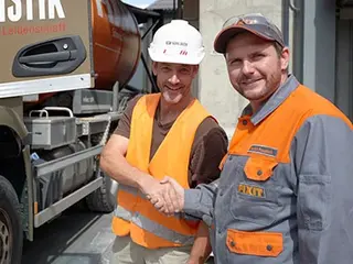 Un employé de Fixit serre la main de notre chauffeur de camion