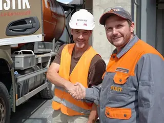Fixit Mitarbeiter schüttel die Hand von unserem LKW-Fahrer