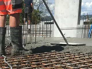 Les treillis d'armature en acier sur une fondation extérieure sont remplis de béton projeté.