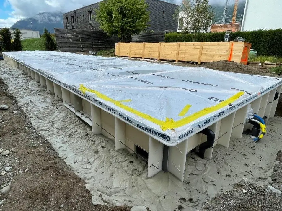  La piscine doit être remplie jusqu'à environ la moitié avec du béton cellulaire Fixit POR.