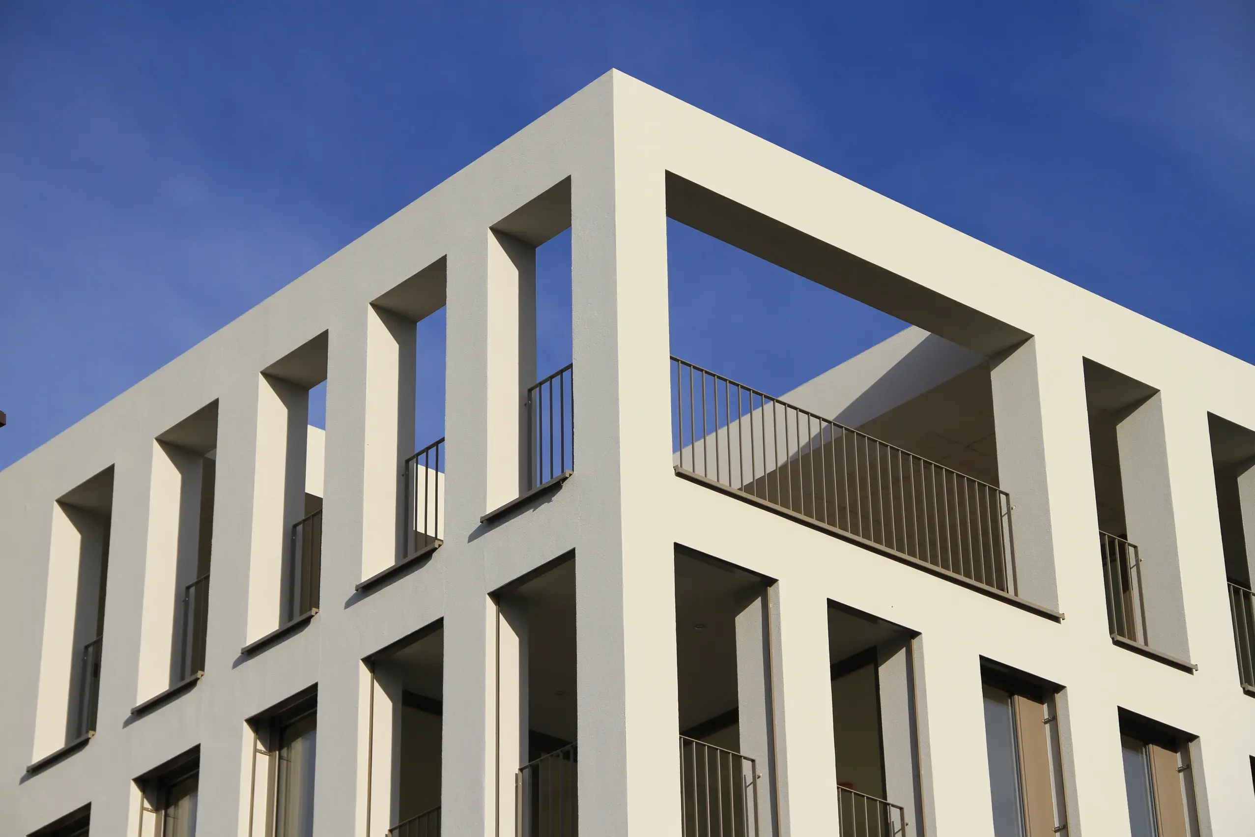 Modernes, kubisches Gebäude mit klarer Linienführung und reduziertem Dachabschluss durch das RoofEtics® System