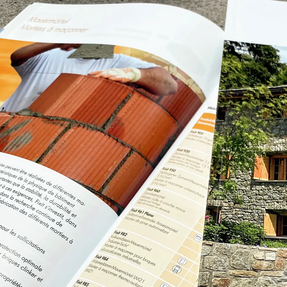 Opuscolo Fixit aperto con un altro opuscolo sopra