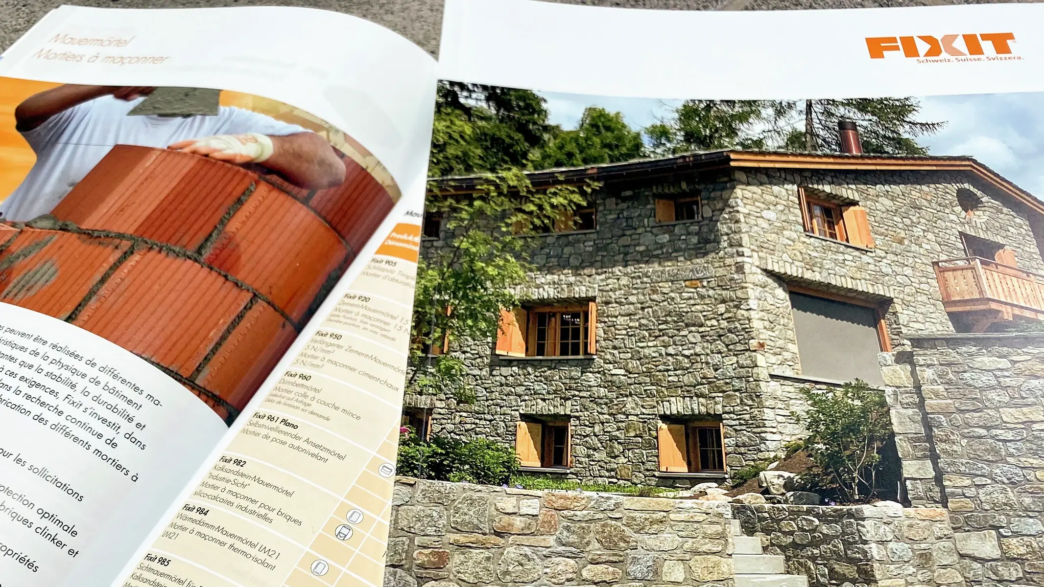 Opuscolo Fixit aperto con un altro opuscolo sopra